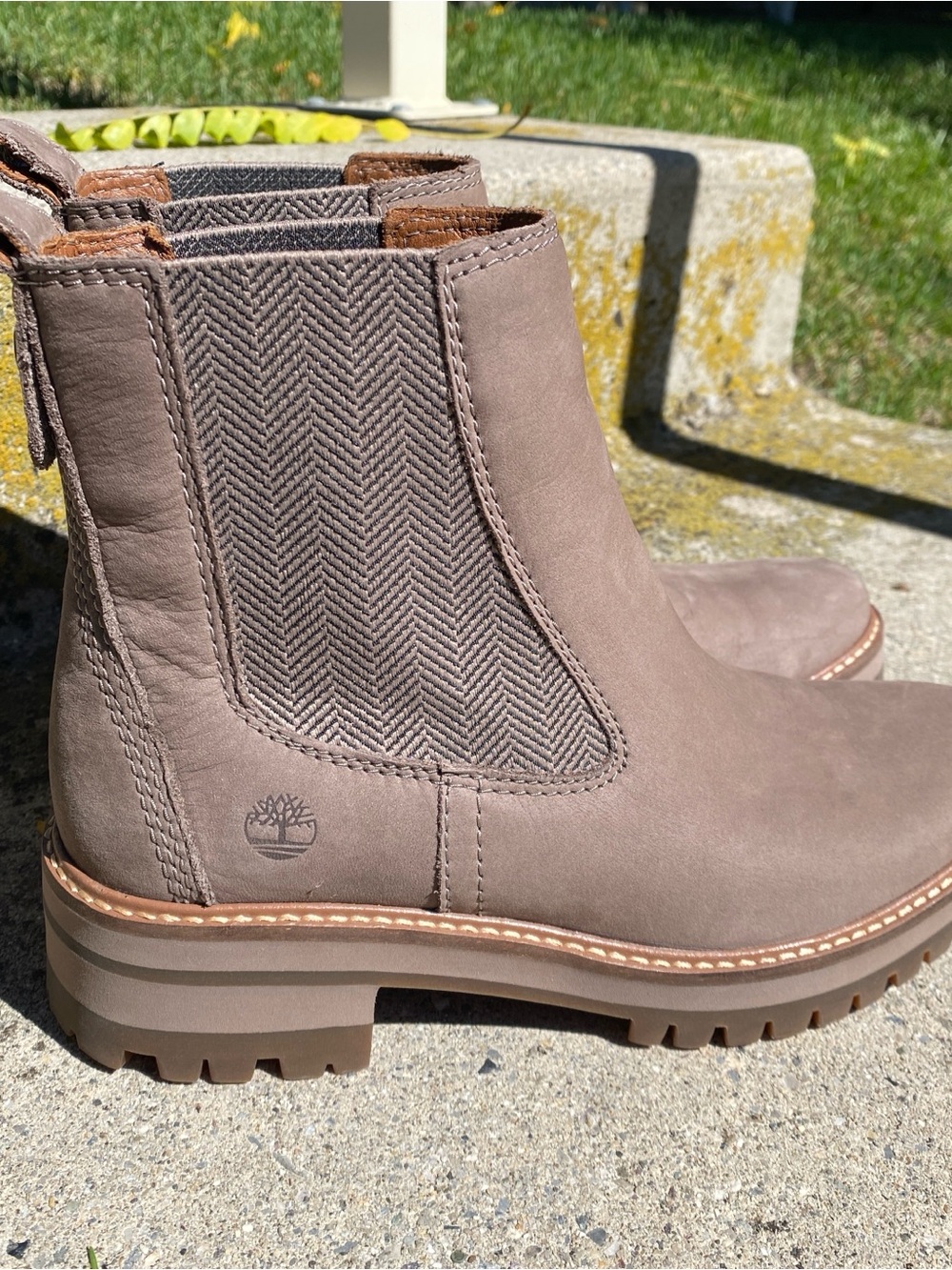 Timberland women’s Courmayeur Valley Chelsea boots in Taupe Nubuck size 7